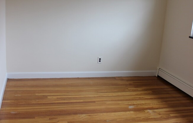 2 beds, 1 bath, 710 sqft, $2,400, Unit 2-4