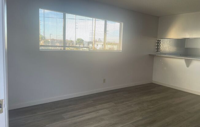 Spacious + Bright Upstairs 1 Bed + 1 Bath