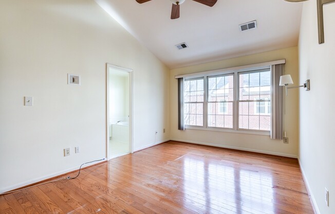 Stately Upgraded Townhouse 2 miles to Crystal City Metro!!