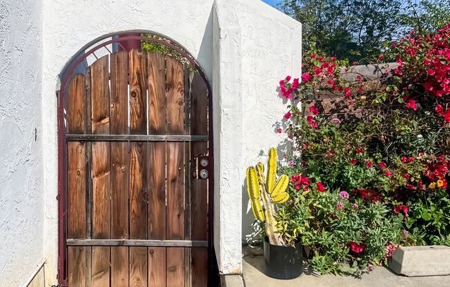 Stunning Light-Flooded Architectural 1BR Loft Bungalow w/ Expansive Yard in Silver Lake
