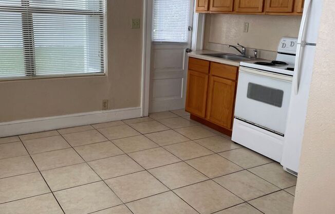 Studio, 1 bath, 750 sqft, $925, Unit 9