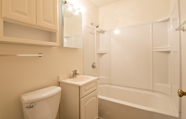 2 beds, 1 bath, $795, Unit 100-C