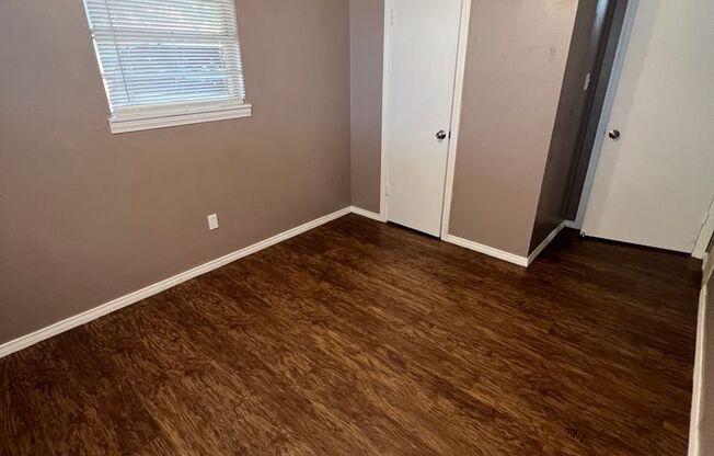 2 beds, 1 bath, 952 sqft, $900