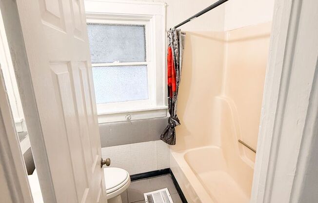 Cozy 2 bed 1 bath!