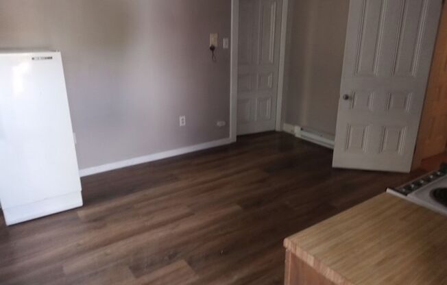 1 bed, 1 bath, $850, Unit APARTMENT 7