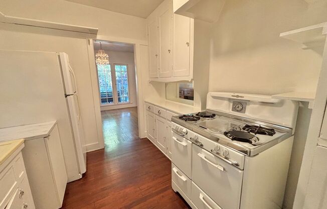 1 bed, 1 bath, $3,950, Unit 4300 Melbourne Ave