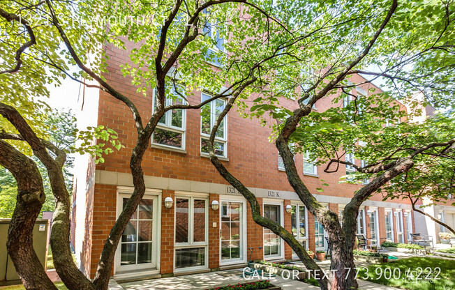 1321 S PLYMOUTH CT