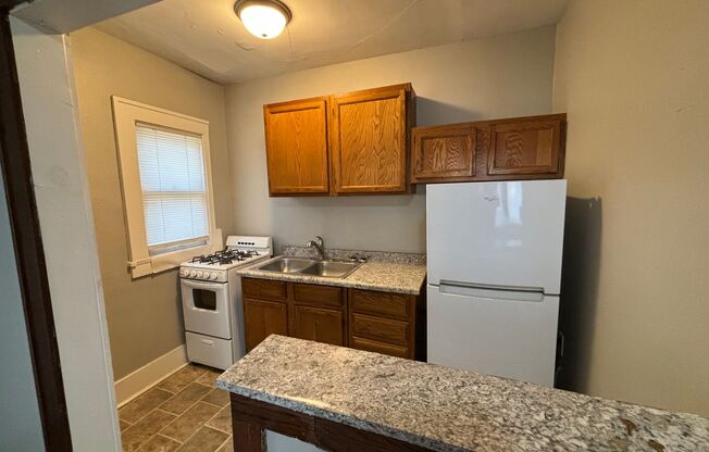 1 bed, 1 bath, $800, Unit 1B