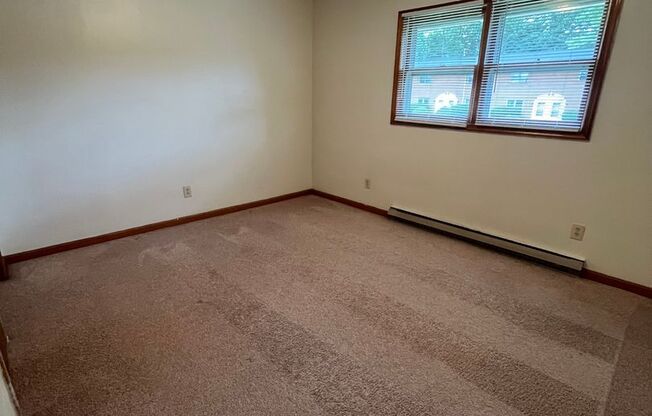 2 beds, 1 bath, 903 sqft, $1,140, Unit H-2