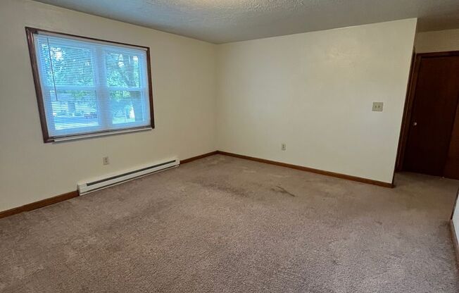 2 beds, 1 bath, 903 sqft, $1,170, Unit J-5