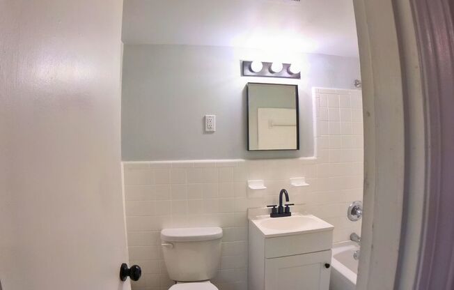 1 bed, 1 bath, 640 sqft, $1,075, Unit 1000F