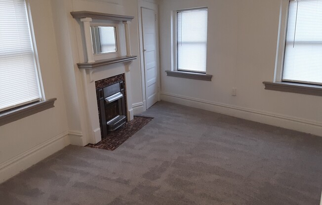 3 beds, 1 bath, $1,095, Unit 20B Freeport St.