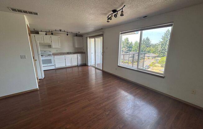 "Move-In Special: December Rent Discount !!1 Charming 2-Bedroom Condo with New Deck & Modern Upgrades in Prime Vancouver Location!"