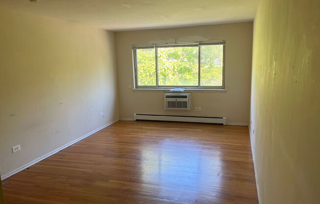 1055 W CATALPA