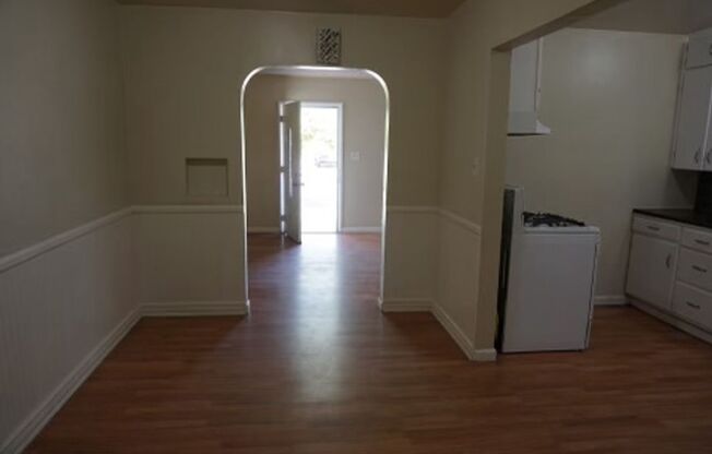MOVE IN SPECIAL! Cute Home in Oildale with Mother in Law Suite!