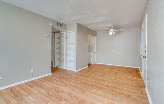 2 beds, 1 bath, 750 sqft, $875, Unit K713 - 307 - 205