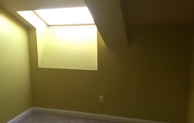 2 beds, 1 bath, 696 sqft, $1,800, Unit 1-21