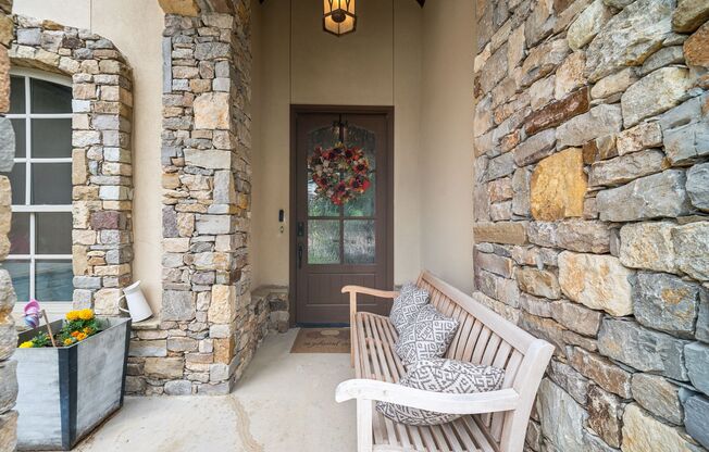 Stunning 5 bedroom 4.5 bath in Stonebrooke Glenn