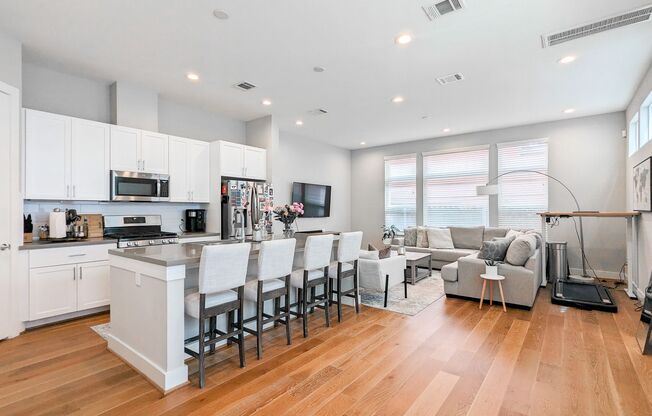 2204 Beall St **Ask about our NO CASH DEPOSIT option!**