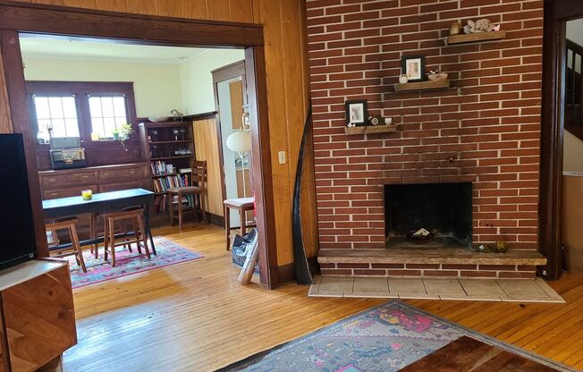 Large Four-Bedroom Near Camp Randall Stadium and Edgewood