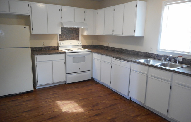 2 beds, 1.5 baths, $1,300, Unit 110