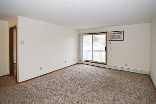 Unfurnished Living Room at Covington Place Apartments, St Cloud, MN