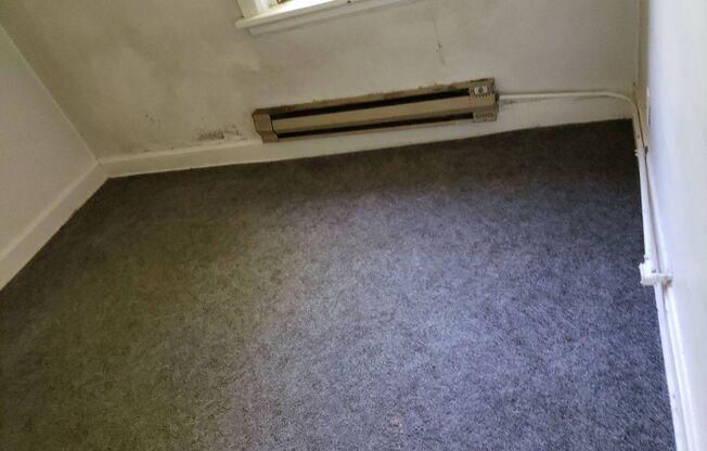 2 beds, 1 bath, $810, Unit O