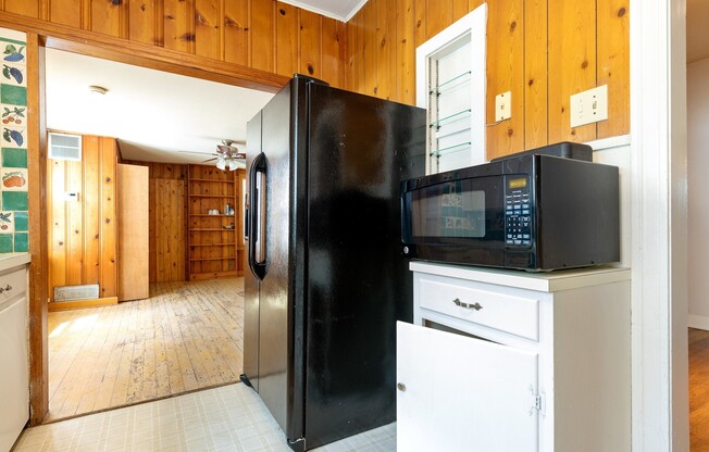 UT PRE-LEASE: 4 bed / 2 bath North Campus Home, Wood Floors, Spacious Rooms, Washer / Dryer, Backyard