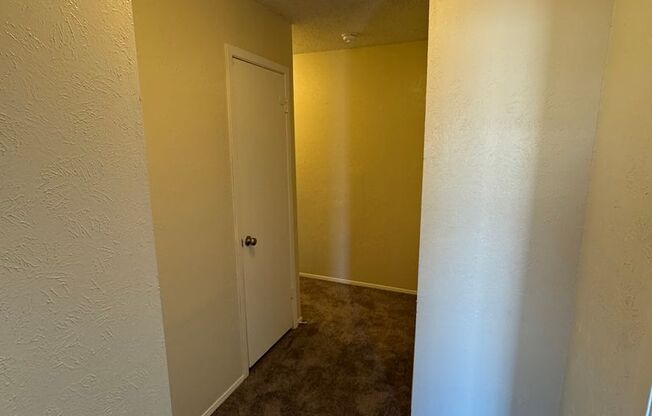 2 beds, 1 bath, 968 sqft, $850, Unit 4503 Westcliff Unit D