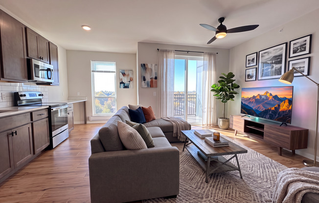 Studio, 1 bath, 599 sqft, $1,515, Unit 10025-304
