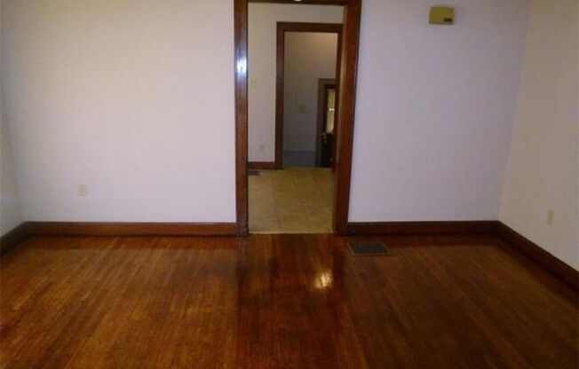 2 Bedroom Home Near Union Hospital - Pets Welcome!