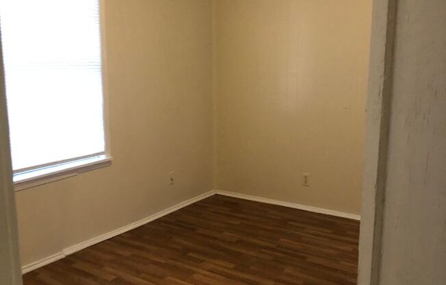 3 beds, 1 bath, $800