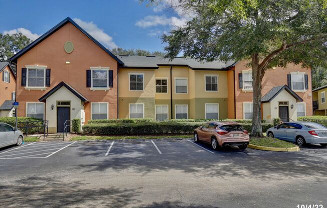 Beautiful 3/2 Spacious Condo with Lawn Care Included in the Desirable Gated Community Fountains at MetroWest - Orlando!