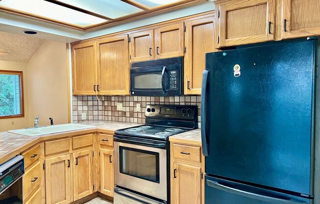 Spacious 3 BD/2BA Home Near Mt.Tabor w/2 Car Garage & W/D in Unit
