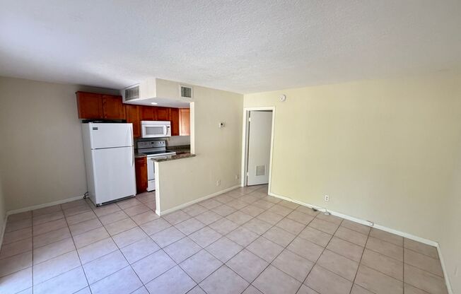 Charming 1/1 Centrally Located In The Heart Of Victoria Park