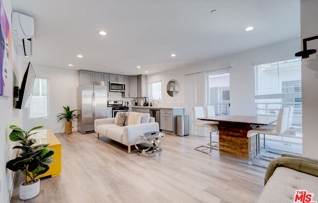 1875 W 20 ST