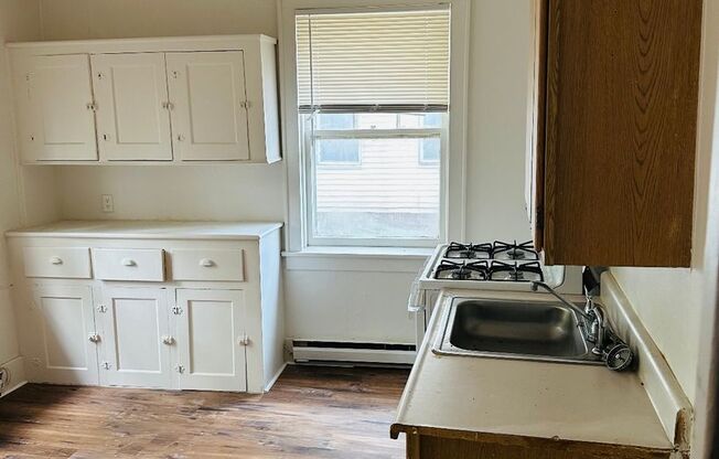 1 bed, 1 bath, $1,095, Unit 1st Floor Right