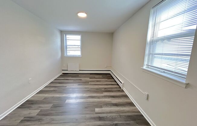 2 beds, 1 bath, 925 sqft, $1,469, Unit B04
