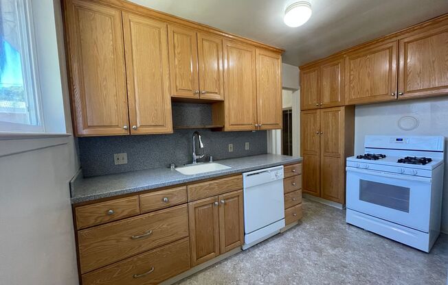 2 beds, 1 bath, $2,900