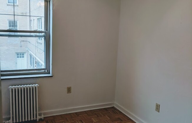 3 beds, 1 bath, $2,175, Unit 202A