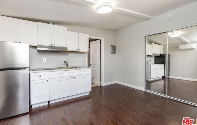 Studio, 1 bath, 300 sqft, $1,700