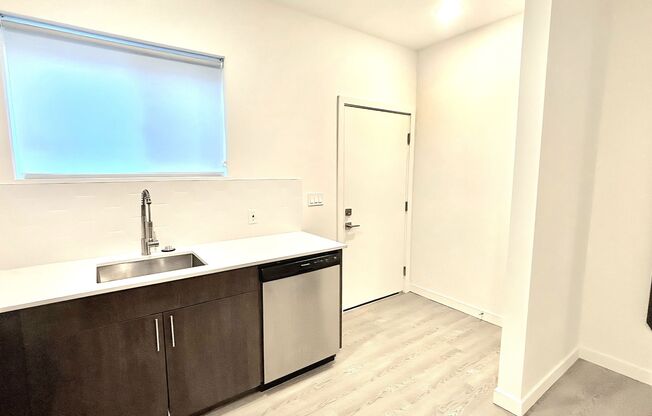 1 MONTH FREE RENT! Brand New Modern Units in N. Tabor Neighborhood