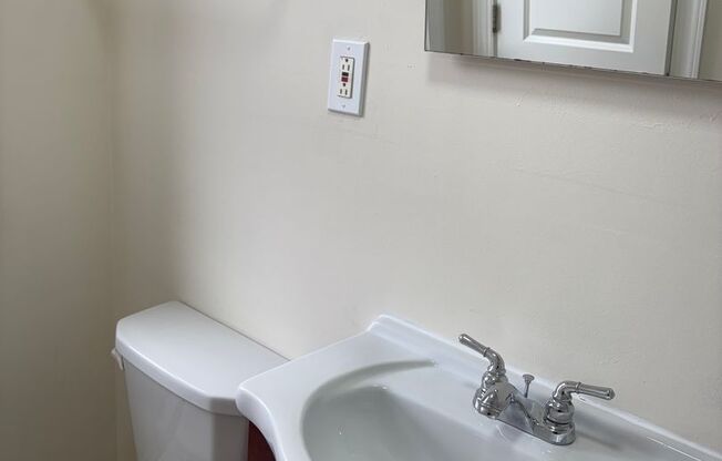 Studio, 1 bath, 330 sqft, $975, Unit 1F