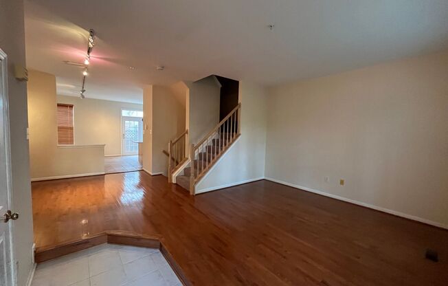 Beautiful 3 BR/ 2.5 BA Townhome in Washingtonian Center!