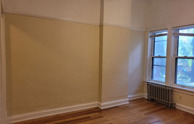 1 bed, 1 bath, $995, Unit 18