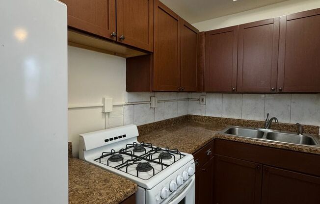 Studio, 1 bath, $825, Unit B2