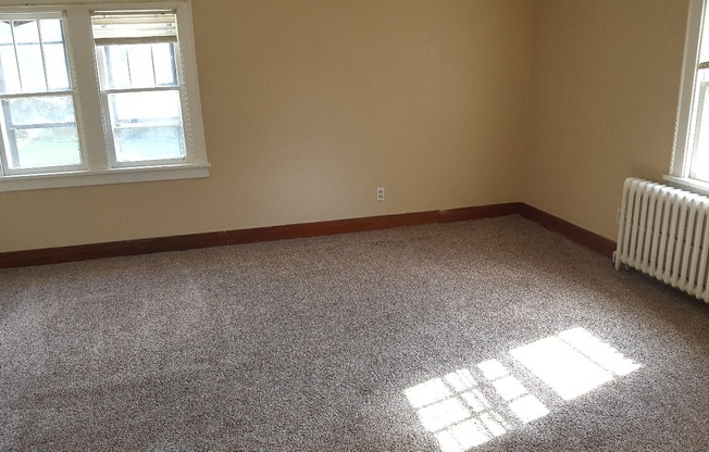 2 beds, 1 bath, $690, Unit Apt. # 3