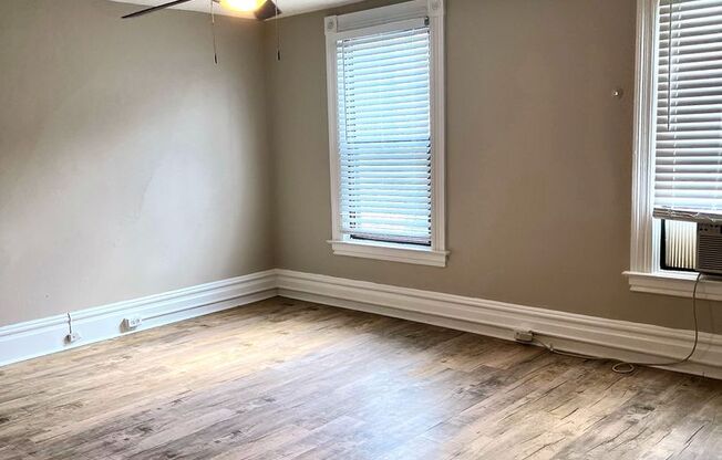*** Amazing Apartment in Mt. Washington * Pet Friendly * Duplex style * Available Now * Spacious & Renovated ***
