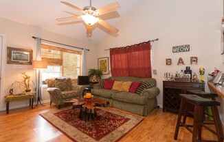 Cozy 3 bedroom house on Fourth street!