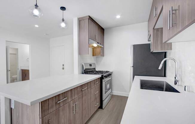 Welcome to Hollywood Hills Apartments